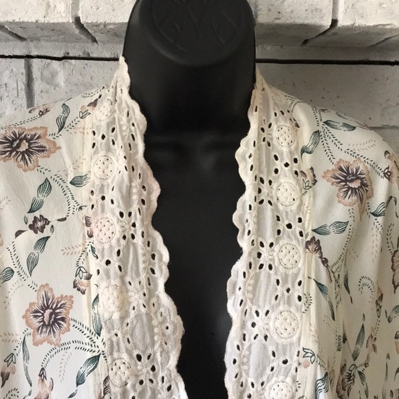 Over your shoulder shawl - Picture 3 of 5